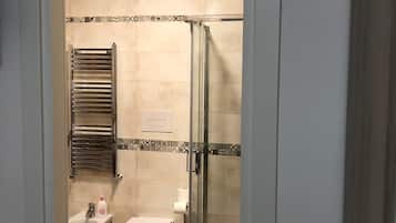Camera Deluxe | Bagno | Doccia, soffione a pioggia, asciugacapelli, bidet