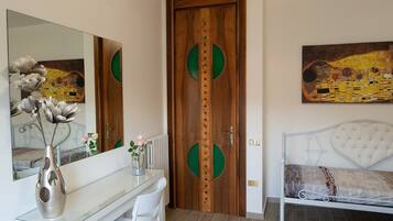 Camera Comfort, vista cortile | Servizio della camera