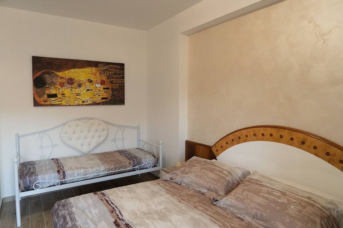 Comfort Room, Courtyard View | Premium bedding, down comforters, memory foam beds, desk