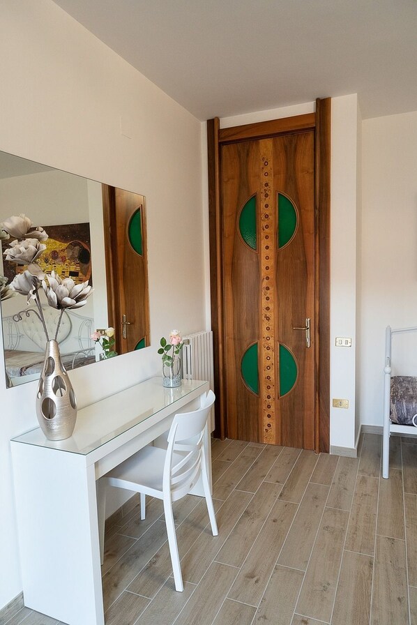 Comfort Room, Courtyard View | Room amenity
