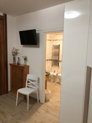 Deluxe Room | Premium bedding, down duvets, memory-foam beds, individually decorated - B&B Il Cavaliere (Baronissi)