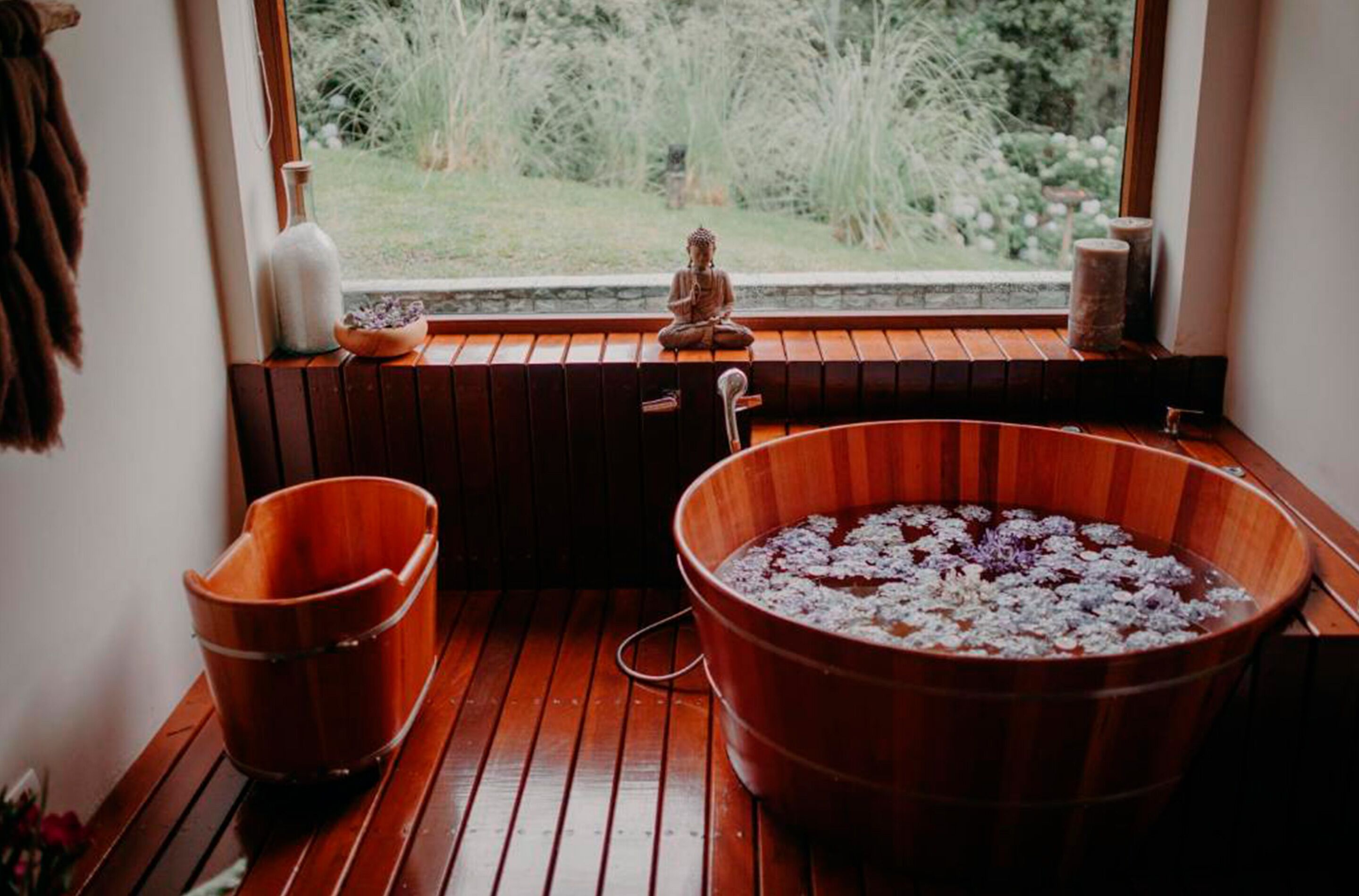 Couples treatment rooms, sauna, hot tub, hot stone massages