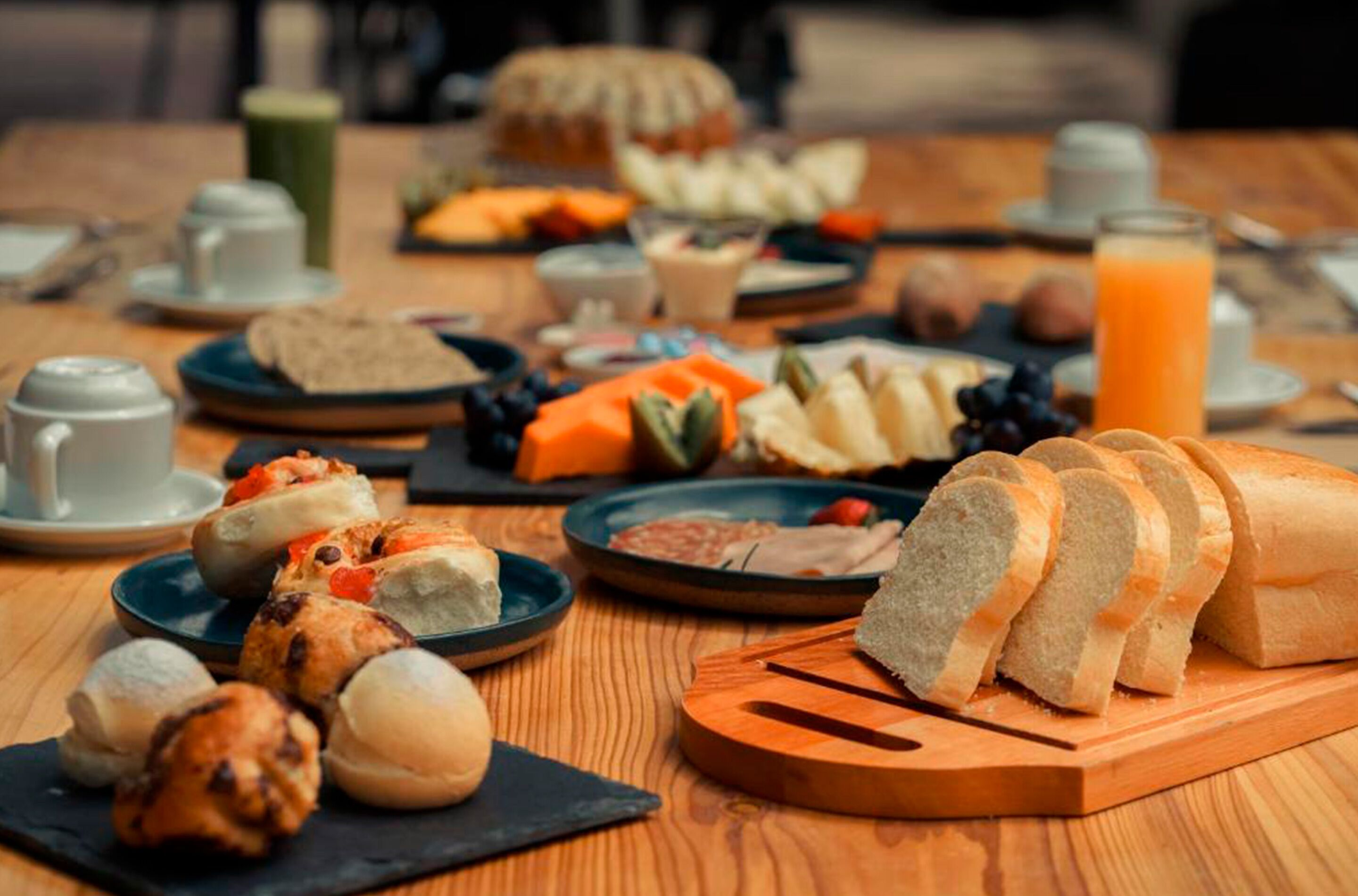Um buffet de café da manhã com diversos alimentos e bebidas.
