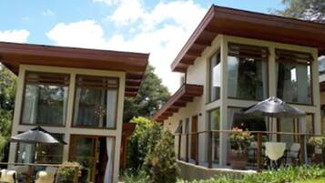 Familie bungalow, Meerdere bedden, uitzicht op tuin, aan tuin | Lakens van Egyptisch katoen, luxe beddengoed, pillowtop-bedden