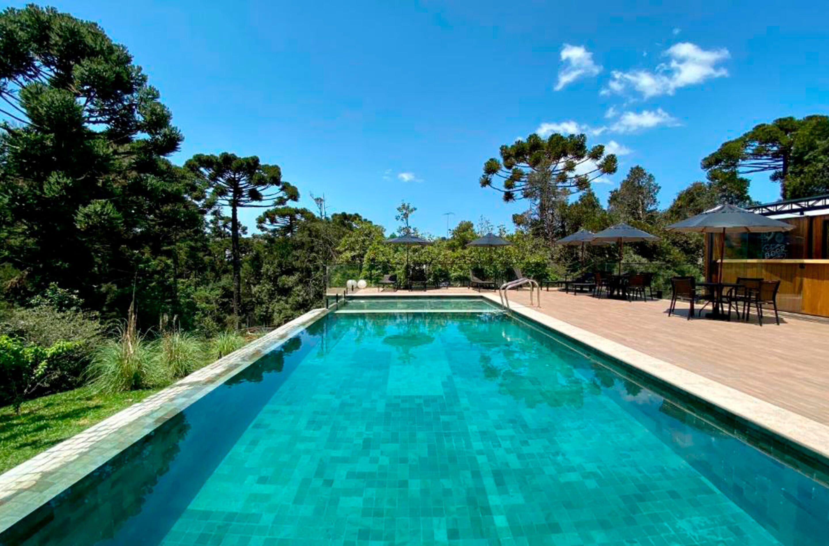 2 udendørs pools, parasoller, liggestole