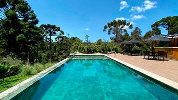 2 piscinas externas, guarda-sóis, espreguiçadeiras