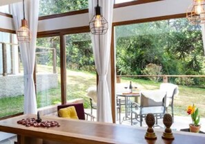 บังกะโลสำหรับครอบครัว, หลายเตียง, วิวสวน, ติดสวน | ห้องนั่งเล่น | ทีวีจอแบน 42 นิ้ว พร้อมช่องดาวเทียม, ทีวี, แท่นต่อ iPod