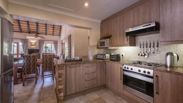 Family House, Multiple Beds, Non Smoking | Private kitchen | Fridge, microwave, oven, stovetop