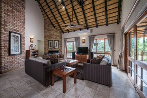 Casa família, várias camas, para não fumantes | 3 quartos, cofres nos quartos, escrivaninha, Wi-Fi de cortesia