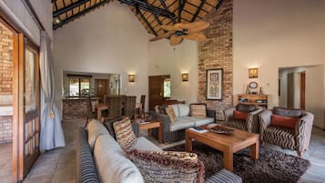 Casa família, várias camas, para não fumantes | Sala de estar | TV de tela plana