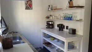 Refrigerador, horno, placa de cocina, cafetera expreso