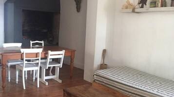 Talo, 2 makuuhuonetta | Olohuone | Taulutelevisio, takka