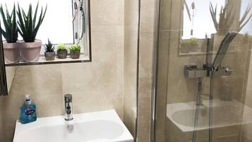 Appartamento | Bagno | Combinazione doccia/vasca, set di cortesia gratuito, asciugacapelli