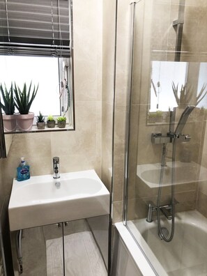 Apartment | Bathroom | Combined shower/bathtub, free toiletries, hair dryer, towels - Myshortstay - Fulham Parsons Green (London)