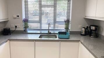 Appartamento | Cucina privata | Frigorifero, microonde, forno, piano cottura