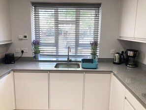 Apartment | Private kitchen | Fridge, microwave, oven, stovetop - Myshortstay - Fulham Parsons Green (London)