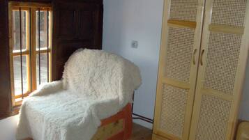 Traditional Double or Twin Room, Garden View | Individually decorated, individually furnished, iron/ironing board