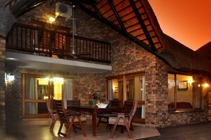 Fachada de la propiedad por la tarde o noche