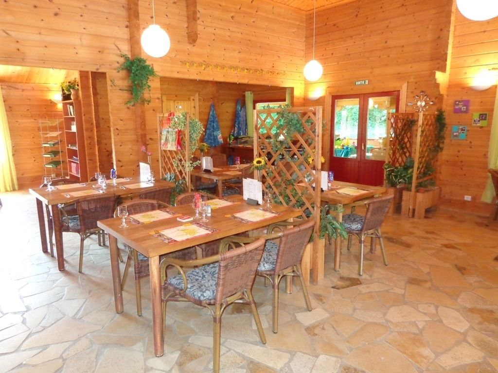 Melayani makan siang dan makan malam 