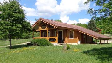 Basic Chalet, 3 Bedrooms (Helsinki) | Cots/infant beds