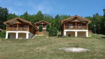 Basic Chalet, 2 Bedrooms (Montagne) | Cots/infant beds