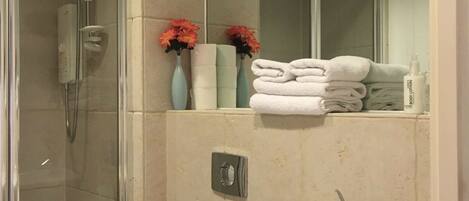 Deluxe Apartment, 1 Double Bed, Accessible, Non Smoking | Bathroom