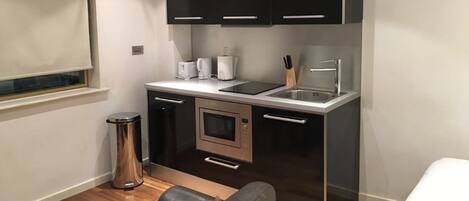 Deluxe Apartment, 1 Double Bed, Accessible, Non Smoking | Private kitchen