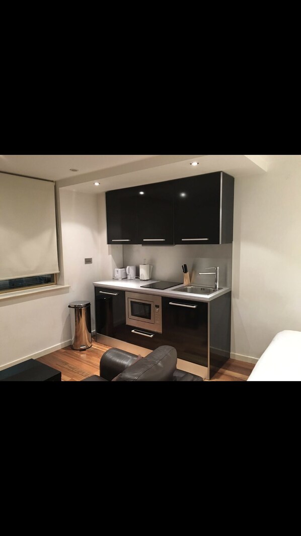 Private kitchen - The Greengates Apartments 2 (Salford)