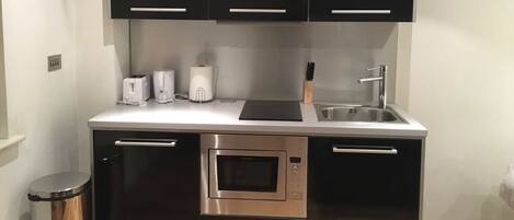 Deluxe Apartment, 1 Double Bed, Accessible, Non Smoking | Private kitchen