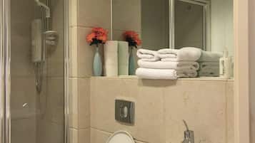 Bañera con ducha, artículos de tocador gratuitos, toallas