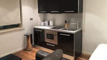 Microondas, horno, placa de cocina, tetera/pava eléctrica