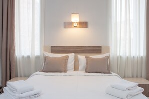 Habitación doble Deluxe, 1 cama King size, balcón | Escritorio, insonorización, tabla de planchar con plancha y wifi gratis 
