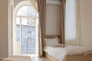Habitación triple de lujo, balcón | Escritorio, insonorización, tabla de planchar con plancha y wifi gratis 