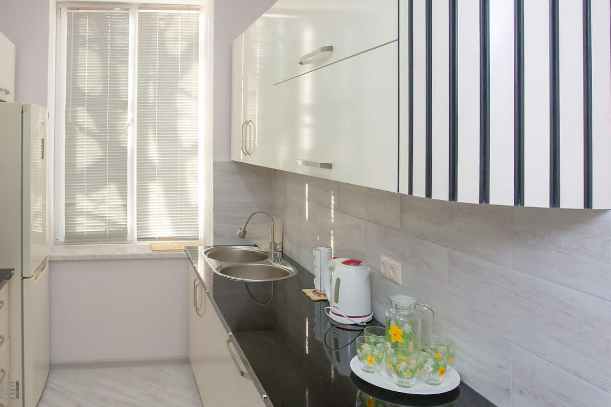 daily full breakfast (gel 15 per person)