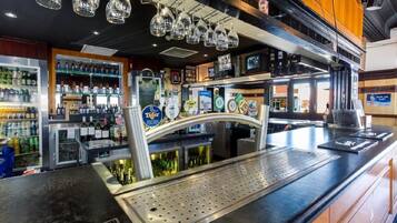 2 bars/lounges