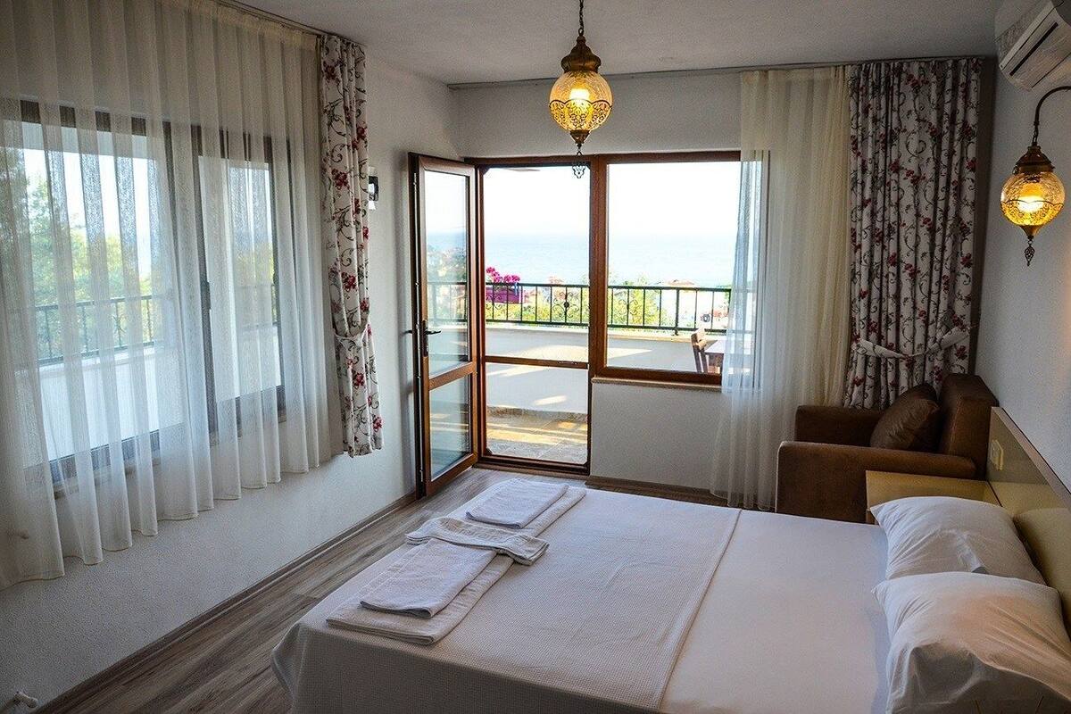 Standard Room, Non Smoking, Sea View | In-room safe, soundproofing, iron/ironing board (on request), bed sheets