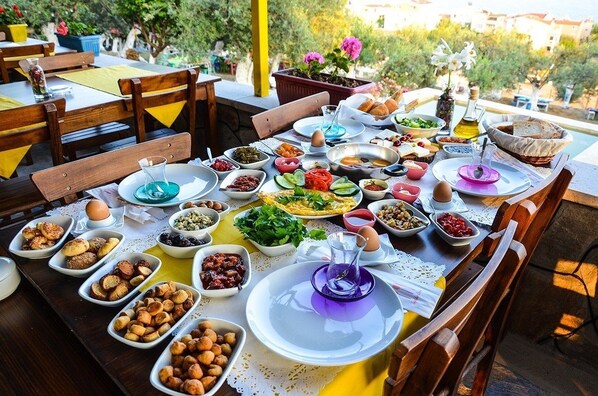 Free daily full breakfast - Kaymak Tepesi Tatil Evi (Ayvacik)