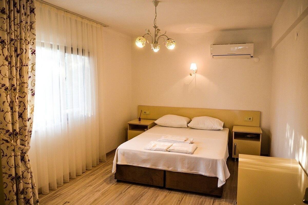 Suite | In-room safe, soundproofing, iron/ironing board (on request), bed sheets