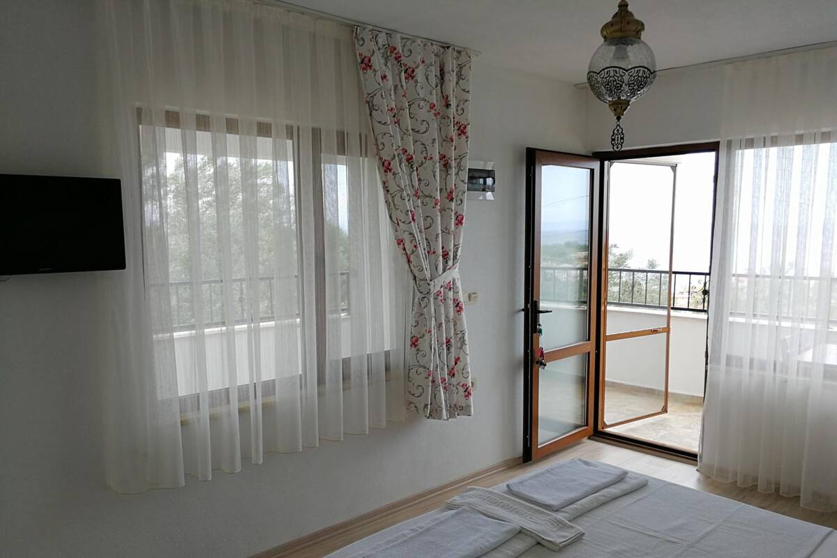 Triple Room | In-room safe, soundproofing, iron/ironing board (on request), bed sheets