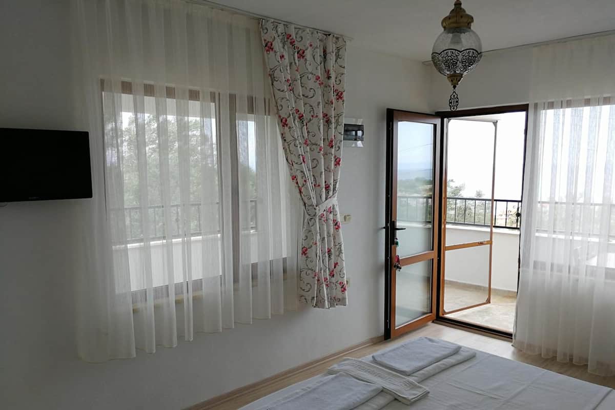 Triple Room | 1 bedroom, in-room safe, soundproofing, iron/ironing board