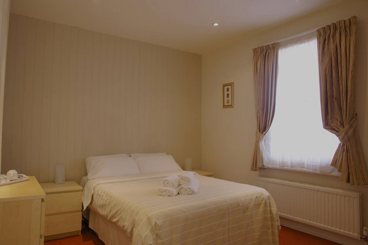 Double Room - Room 5 | Iron/ironing board, free WiFi, bed sheets, wheelchair access