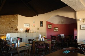 فطور إنجليزي مجانًا يوميًا