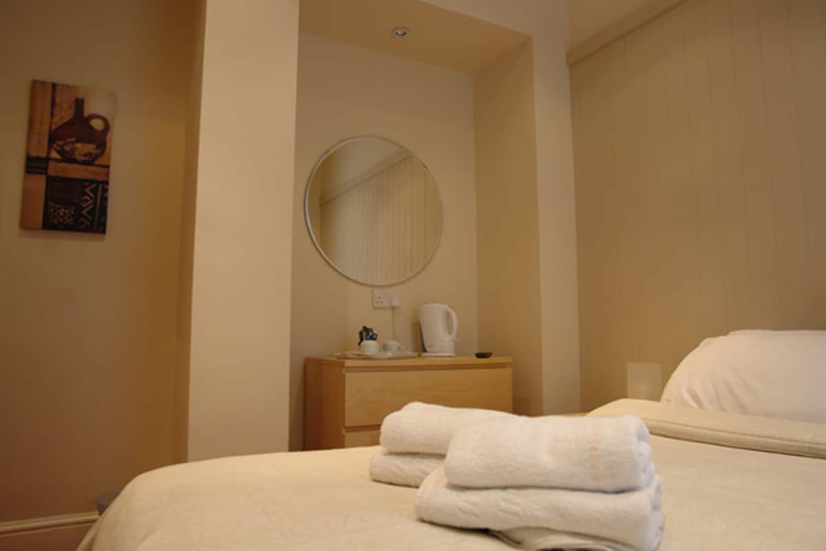 Double Room - Room 2 | Iron/ironing board, free WiFi, bed sheets, wheelchair access