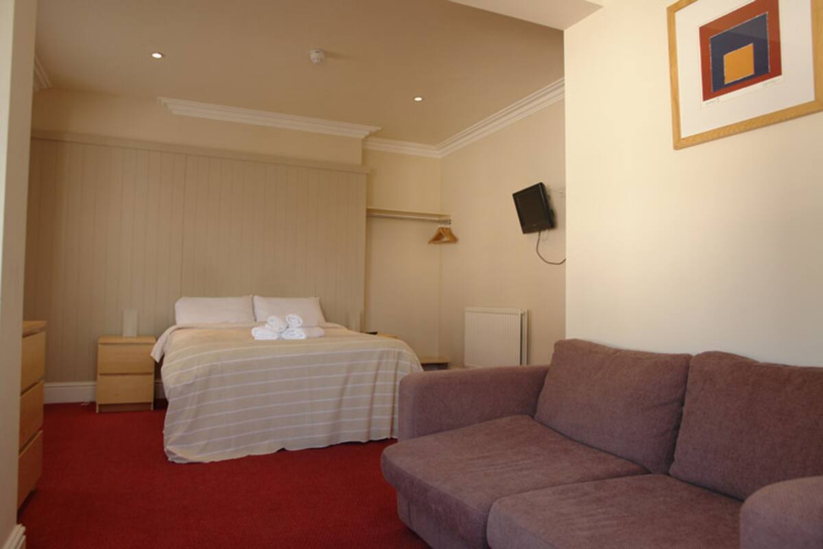 Double Room - Room 4 | Iron/ironing board, free WiFi, bed sheets, wheelchair access