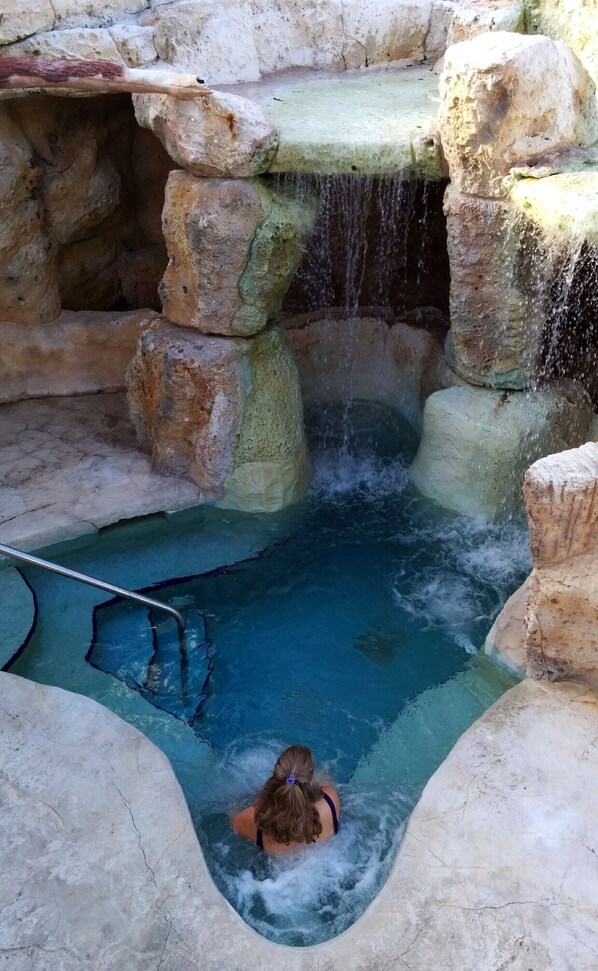 Una piscina al aire libre, una piscina climatizada