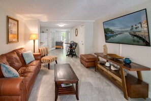 Smart TV, video games, DVD player, foosball - Relaxing Spacious Vacation Home: Amazing Oceanside Pools, Jacuzzi, WiFi, & More (Key Largo)