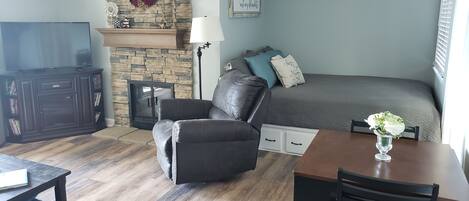 Smart-tv, eldstad, dvd-spelare och böcker