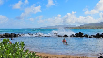 Na praia, espreguiçadeiras, toalhas de praia