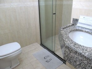 Douche, savon, papier toilette