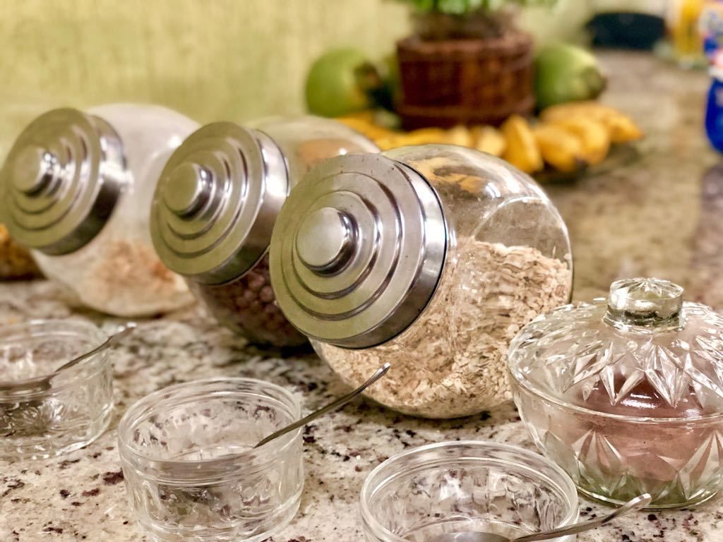 Tres frascos de vidrio con tapas metálicas sobre una encimera.